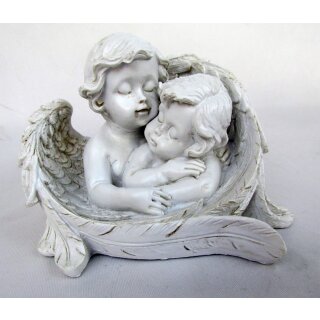 Kuschelnde Engel mit Flügeln. Figur aus Kunststein für Haus und Garten