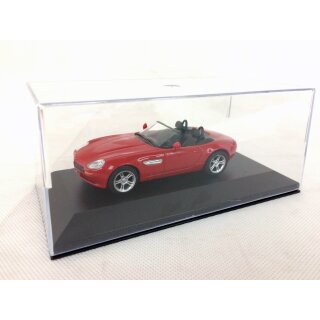 B-M-W Z8 in rot Fertigmodell aus die-cast metall im Maßstab1:43 in Vitrine